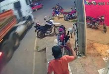VÍDEO: Carreta desgovernada bate em carro e invade casas - Foto: Reprodução
