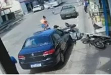 Motorista perde o controle da direção e colide carro contra motos - Foto: Reprodução/Vídeo