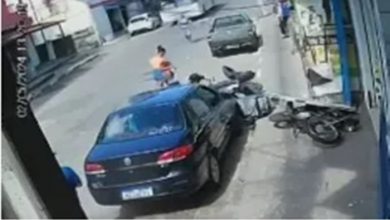 Motorista perde o controle da direção e colide carro contra motos - Foto: Reprodução/Vídeo